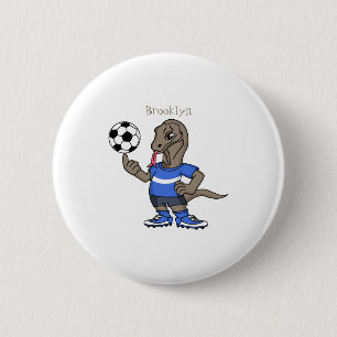 Süße lustige Komodo-Drache spielt Fußball Cartoon Button