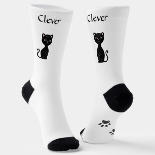 Süße lustige schwarze Katze und Pfoten auf weißen  Socken