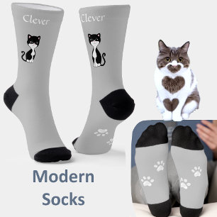 Süße lustige Tuxedo-Katze & Pfoten auf hellgrau Socken