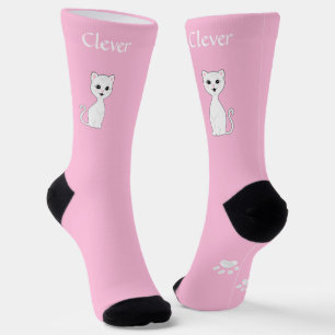 Süße lustige weiße Katze & Pfoten auf hellrosa Socken