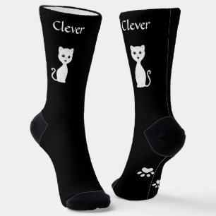 Süße lustige weiße Katze & Pfoten auf Schwarz Socken