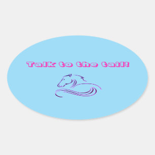 Süße Mädchen in Blau sprechen mit dem Pferd / Pony Ovaler Aufkleber