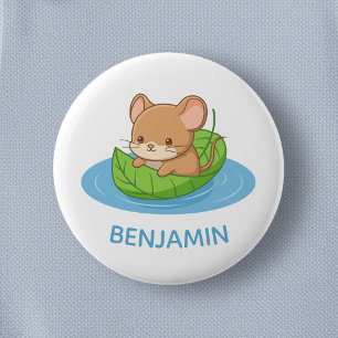 Süße Maus in einem Blattboot mit eigenem Namen Button