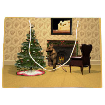 Süße Maus schmückt einen Weihnachtsbaum