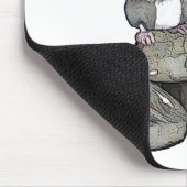 Süße Maus steht auf Felsen mit Pilzen Mousepad (Ecke)