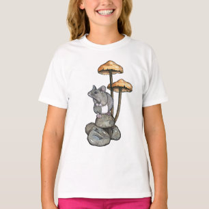 Süße Maus steht auf Felsen, mit Pilzen T-Shirt