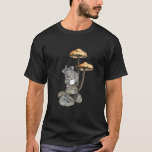 Süße Maus steht auf Felsen, mit Pilzen T-Shirt
