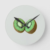 Süße moderne minimalgrüne Crochet Kiwi Frucht Runde Wanduhr (Vorderseite)