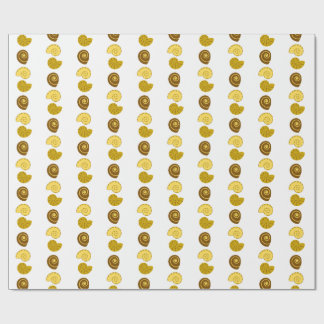 Süße Muschel-Anordnung auf Geschenkpapier