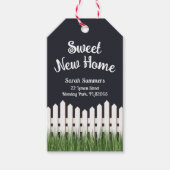 Süße neue Zuhause mit weißem Zaun und Gras Geschenkanhänger (Vorderseite)