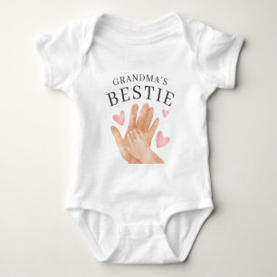Süße Omas beste Freundin Herz und Hände Baby Strampler