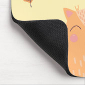 Süße orangefarbene Katze spielt im Herbstlaub Mousepad (Ecke)
