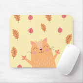 Süße orangefarbene Katze spielt im Herbstlaub Mousepad (Mit Mouse)