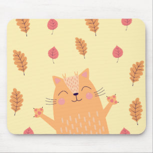 Süße orangefarbene Katze spielt im Herbstlaub Mousepad