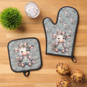 Süße Pastell-Farbene Babykuh in Overall mit Blumen Ofenhandschuh & Topflappen-Set