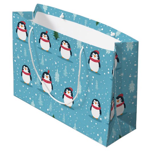 Süße Pinguine auf Hellblau mit Schneeflocken Große Geschenktüte (Rückseite Schrägansicht)
