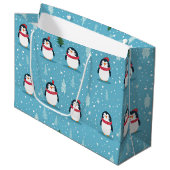 Süße Pinguine auf Hellblau mit Schneeflocken Große Geschenktüte (Vorderseite Schrägansicht)