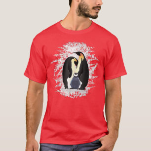 Süße Pinguinfamilie in Eis und Schnee T-Shirt