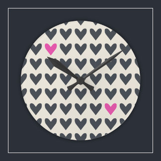 Süße Pop-Art-Herzen in modischem Dunkelgrau und Ho Runde Wanduhr