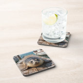 Süße Robbe liegt auf Bootssteg Ozeanpier Getränkeuntersetzer (Rechte Seite)