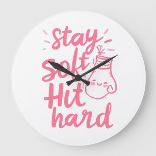 Süße rosa Bleib weich Schlag hart Typografie Große Wanduhr