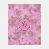 Süße rosa Blumen mit kundenspezifischem Monogramm Fleecedecke (Vorderseite)