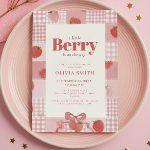 Süße rosa Gingham-Beeren-Baby-Party Einladung