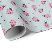 Süße rosa Marienkäfer Oster-Muster auf hellblau Geschenkpapier (Rolleneckpunkt)