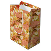 Süße Rose auf Rot Mittlere Geschenktüte (Rückseite Schrägansicht)