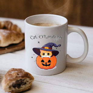 Süße rote Katzenhexe in Halloween-Kürbislaterne Kaffeetasse