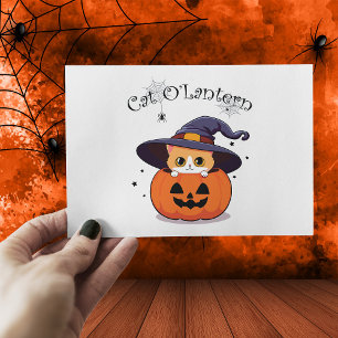 Süße rote Katzenhexe in Halloween-Kürbislaterne Postkarte