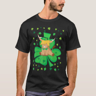 Süße Saint Patrick Highland-Kuh auf einem grünen S T-Shirt