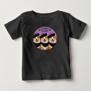 Süße schicke Corgi-Hunde wünschen Ihnen alles Gute Baby T-shirt