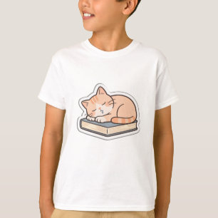 Süße schlafende Katze auf Büchern Kinder T-Shirt
