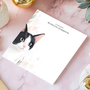 Süße Schwarz-Weiß-Tuxedo-Katze mit personalisierte Notizblock