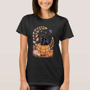 Süße schwarze Katze auf Kürbis mit Lichterkette un T-Shirt