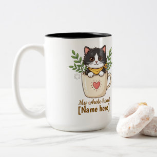 Süße schwarze Katze in einer Kaffeetasse Personali