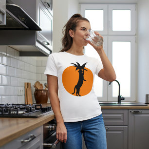 Süße schwarze Katze in orange Tomate auf weißem Tr T-Shirt