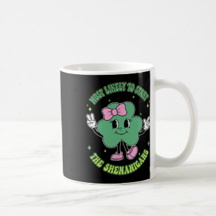Süße Shamrock-Mädchen, die wahrscheinlich die Shen Kaffeetasse