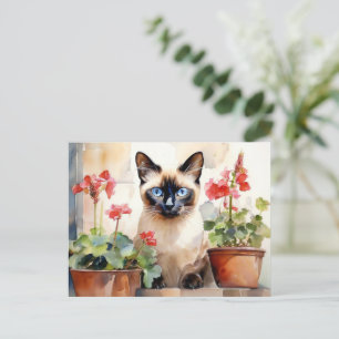 Süße Siamkatze mit roten Geranienblüten im Wasserf Postkarte