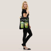 Süße Sips Kawaii Bubble Tea Duo Tasche (Am Model)