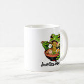 Süße Tasse mit Frosch, der Nudeln isst (VorderseiteRechts)