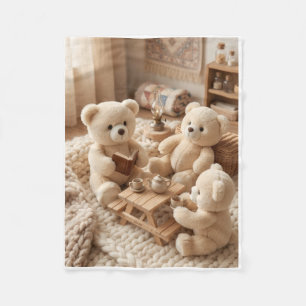 Süße Teddybären spielen im kuscheligen Zimmer mit Fleecedecke