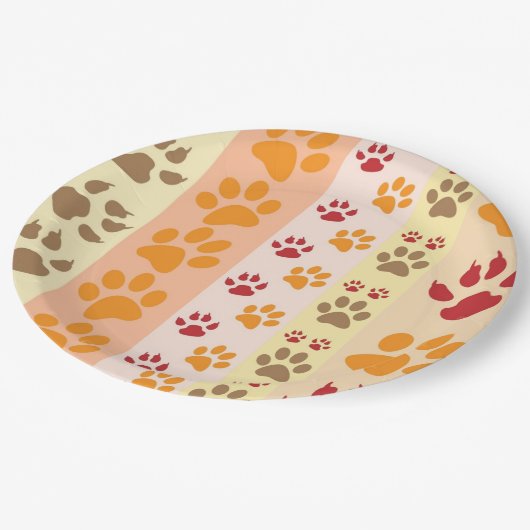 Süße Tier Paw Druckmuster in natürlichen Farben Pappteller (Schrägansicht)