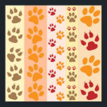 Süße Tier Paw Druckmuster in natürlichen Farben Poster<br><div class="desc">Ein niedliches Design mit mehreren Reihen von Tierpfoten, die in natürlichen Farben wie braun, gelb, rot und orange auf einem gestreiften Muster gedruckt werden. Einige Pfoten haben Klauen, andere nicht.</div>