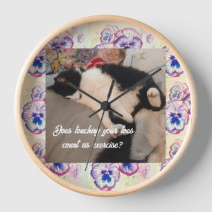 Süße Tuxedo-Katze Kinder Lustige Katzen Lila Blume Uhr