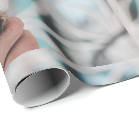 Süße und niedliche getigerte Kitten, die Sie ansch Geschenkpapier (Rolleneckpunkt)