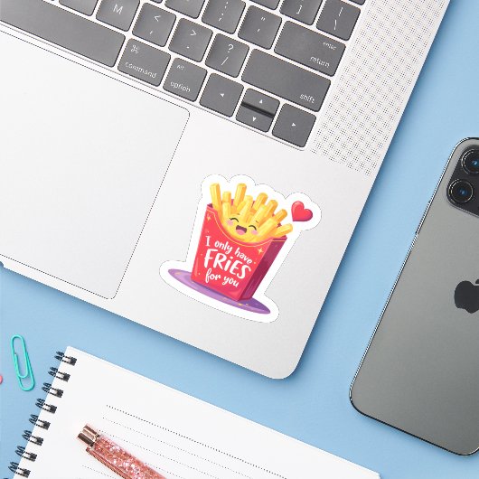 Süße Valentinstag-Fritten-Pun Aufkleber (Laptop mit iPhone)