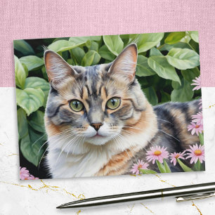 Süße verdünnte Schildpattkatze im Garten Postkarte