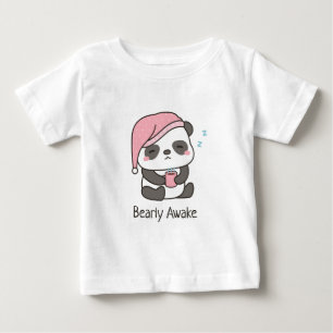 Süße verschlafene Panda-Bär kaum wach Pun Baby-T-S Baby T-shirt